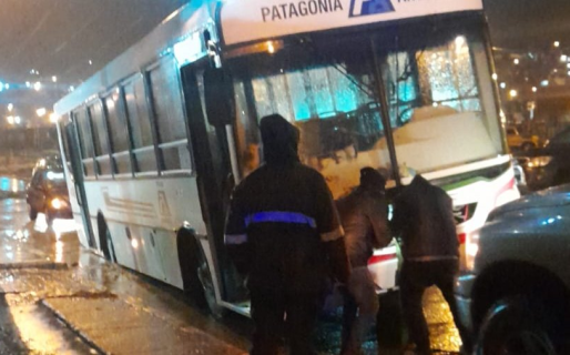 Siniestro sin heridos: colectivo cayó en un pozo cubierto de agua en Av. Eva Duarte