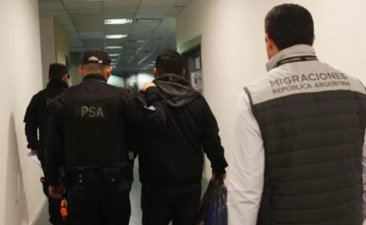 Argentina advierte que deportará a inmigrantes que no cumplan con requisitos legales clave