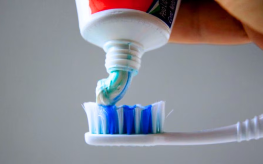 Colgate ofrece un recambio gratuito para la pasta dental prohibida por ANMAT: cómo hacerlo