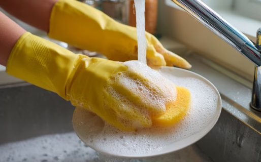 ANMAT retiró del mercado un detergente tras una denuncia por quemaduras en las manos