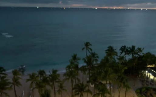 Una cámara rápida captó el momento en que el mar retrocedió más de 30 metros antes del impacto del tsunami en Hawaii