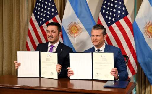 Argentina y EEUU profundizan su alianza: Defensa firmó con el Pentágono un convenio por 207 blindados Stryker