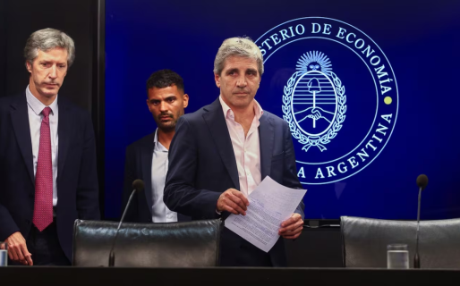 Pese a las medidas para contener el dólar, los analistas creen que la volatilidad seguirá hasta las elecciones