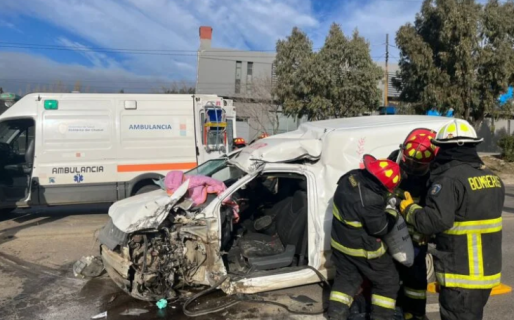 Accidente en Avenida Yrigoyen: un hombre resultó herido tras colisión entre una Fiorino y un camión