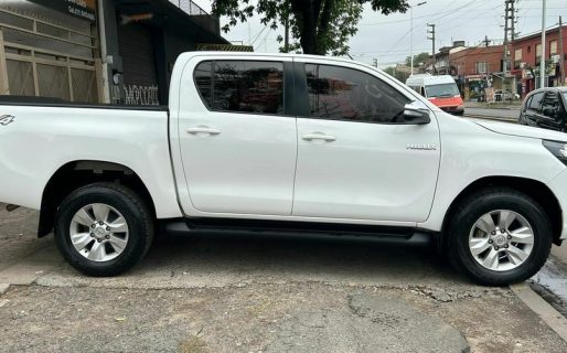 Estacionó su camioneta frente a la casa y se la robaron