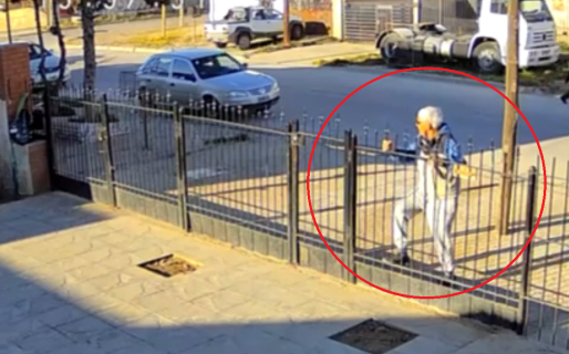 Lo grabaron intentando entrar por la fuerza a una casa