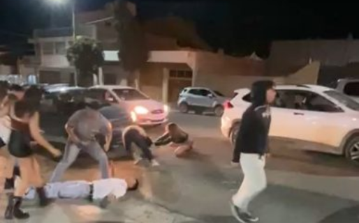 Brutal pelea callejera a la salida de los boliches: le rebotó la cabeza contra el asfalto