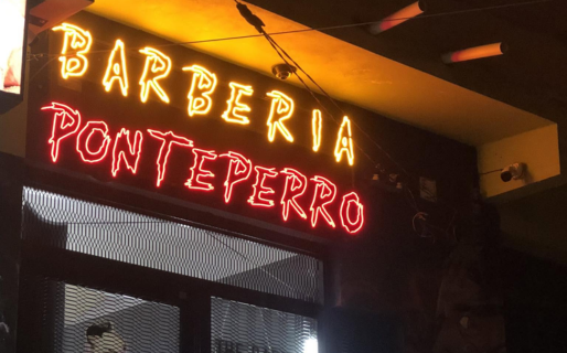 Una barbería del barrio San Martín ofrece café y acompañamiento gratis para vecinos y clientes