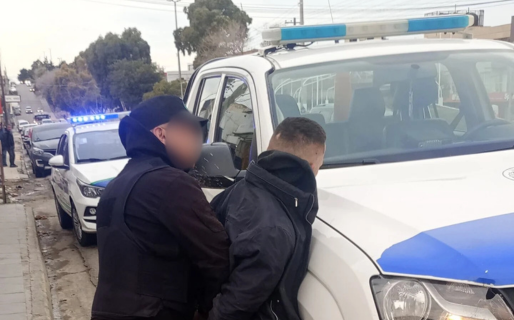 Se llevó tres buzos de una tienda y fue atrapado por el dueño y una empleada