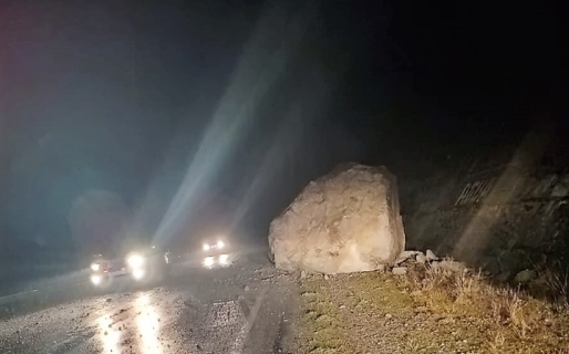 Una enorme roca cayó en la Ruta 40 y obligó a interrumpir el tránsito