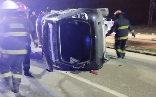 Borracho vuelca y logra salir de su auto bajo sus propios medios e ileso