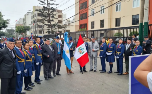 Veteranos de Malvinas marcharon en Lima para agradecer el apoyo de Perú durante la guerra y fueron ovacionados