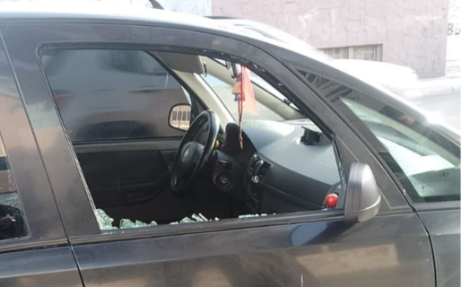 A plena luz del día: le rompieron el vidrio del auto y le robaron sus pertenencias