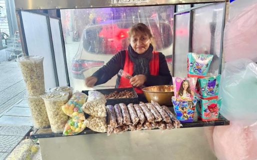 María lleva 50 años vendiendo garrapiñadas en el Centro: «Hay que seguir, aunque se venda poco»