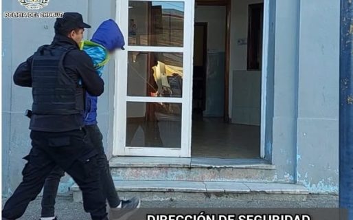 Ocultó un botellón en su ropa y huyó de un local céntrico