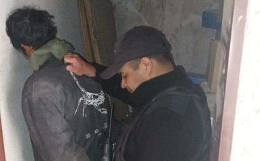 Detienen a un hombre mientras robaba materiales de construcción