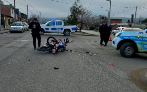Un motociclista habría resultado herido tras chocar con un auto