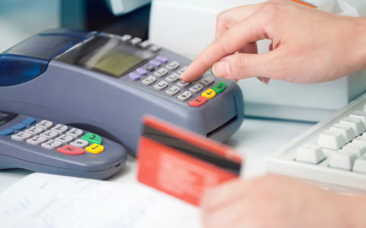 En medio del salto del dólar de julio, crecieron los préstamos y depósitos en moneda extranjera