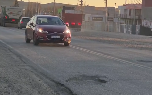 Vecina de Km 14 decidió ir a tapar un pozo por su cuenta: «Estoy cansada de esperar»