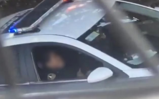 Escándalo: dos policías fueron filmados mientras tenían relaciones en un patrullero