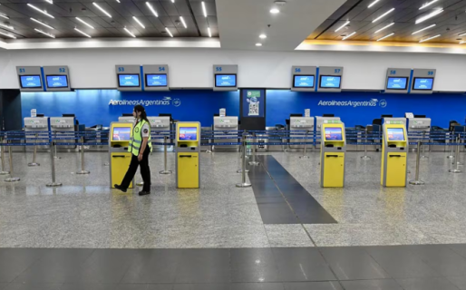 Los controladores aéreos llegaron a un acuerdo con el Gobierno y levantaron el paro previsto para el sábado