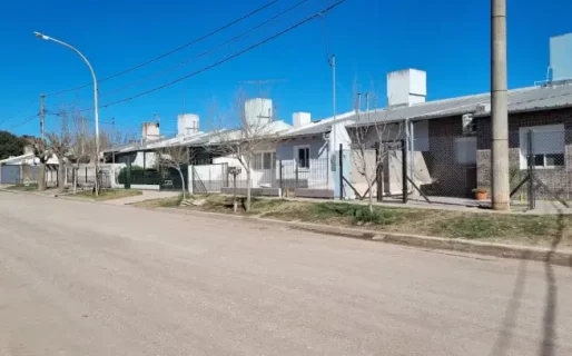 Rescataron a una mujer que estaba desnutrida e investigan si su esposo y su hija la encerraron durante 20 años