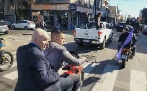 Tensión en la caravana de Milei en Lomas de Zamora: evacuaron al Presidente y Espert se fue en moto