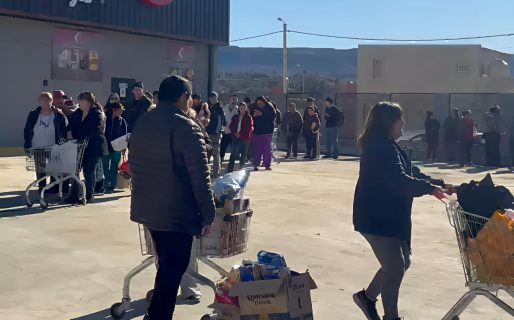 Largas filas en la inauguración de un nuevo supermercado en Comodoro