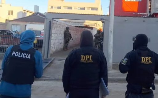 Allanamientos en el barrio Jorge Newbery: secuestraron pistolas, municiones y chalecos antibalas