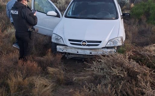 Un conductor perdió el control por el asfalto mojado y volcó en Km8