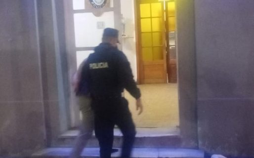 Pateaba una puerta ajena y terminó detenido en el centro