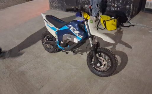 Un adolescente de 15 años rompió la puerta de un local y quiso llevarse una moto
