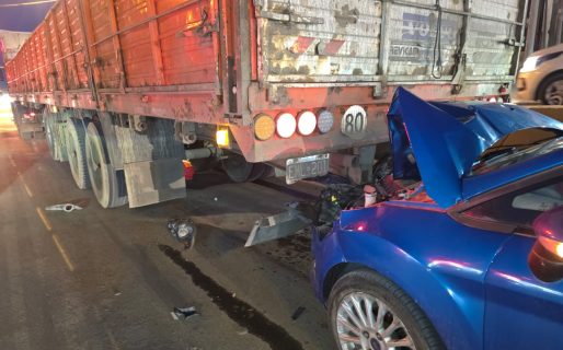 Un auto chocó contra un camión en Ruta 3