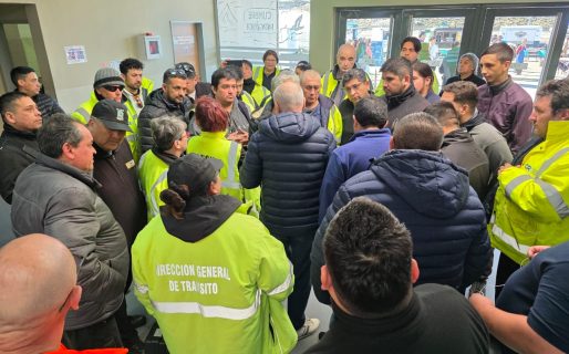 Protesta de empleados municipales genera tensión en la apertura de la Expo Turismo