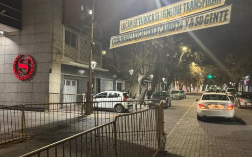 Colgaron pasacalles con advertencias para los jugadores de Boca: “Respeten la camiseta y a su gente”