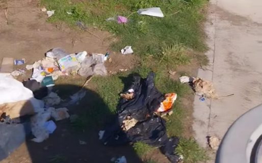 Denuncian que en una plaza arrojan pañales para adultos y adolescentes rompen botellas de vidrio en la vereda