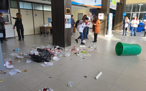 Incidentes en la UNPSJB: un estudiante arrojó un tacho de basura sobre manifestantes de APUNP