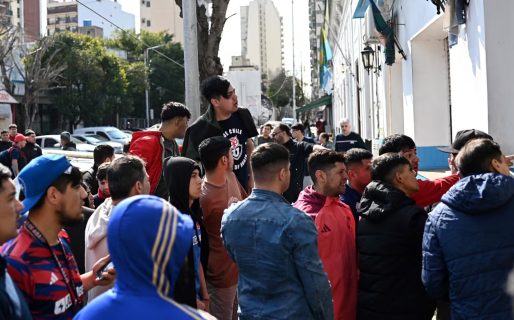 Tras ser liberados, los hinchas de la U de Chile provocaron incidentes en Avellaneda con robos y destrozos