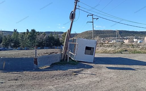 El viento volcó una casilla en San Cayetano, donde se construirá un supermercado