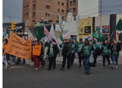 Trabajadores de la salud de Comodoro marcharon por recomposición salarial