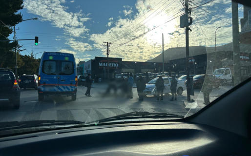 Una persona habría sido atropellada en la intersección de Avenida Rivadavia y Alem