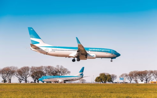 Paro de controladores: afecta a 10.500 pasajeros y Aerolíneas Argentinas tuvo que modificar más de 100 vuelos en un día