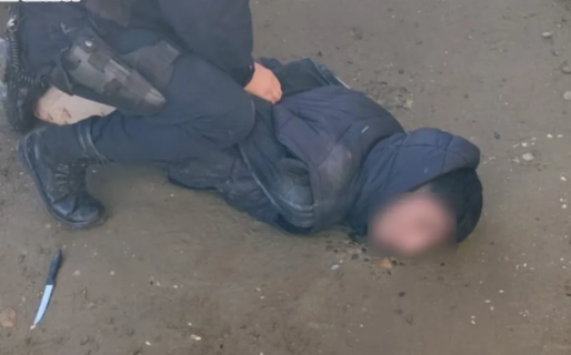 Detuvieron a un hombre armado con un cuchillo que amenazaba a un vecino