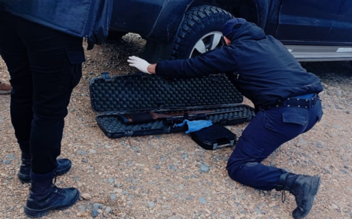 Tras una persecución de película, atraparon a un hombre armado con pistola y rifle