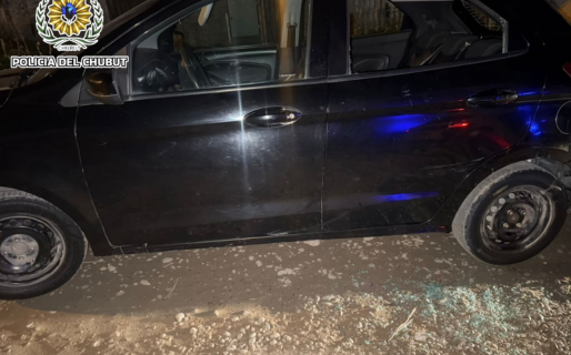 Salió de su casa, vio un ladrón en su auto y dio aviso a la policía