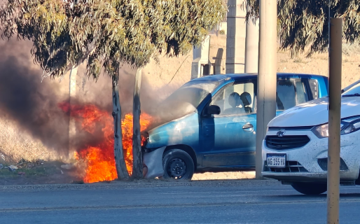 Paró en el semáforo y por un desperfecto mecánico se le empezó a prender fuego el auto