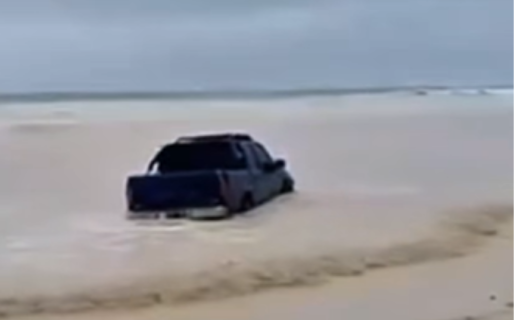 Así la corriente arrastró una camioneta en Comodoro