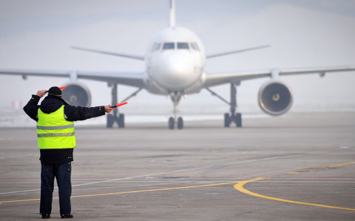Los controladores aéreos levantaron el paro del jueves, pero ratificaron el del sábado