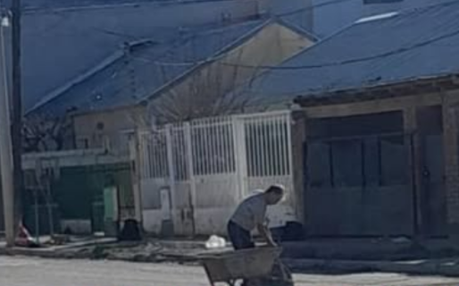 Un jubilado se encargó de tapar los baches en su cuadra
