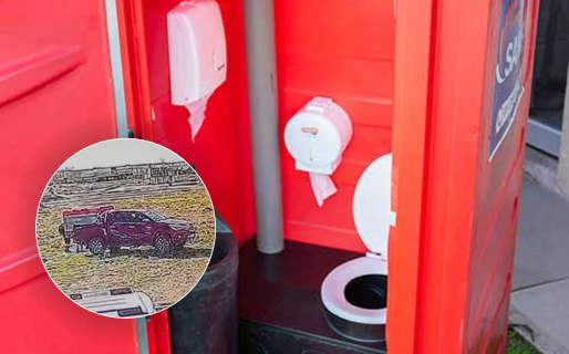 No se aguantaron: se robaron un baño químico y quedaron grabados